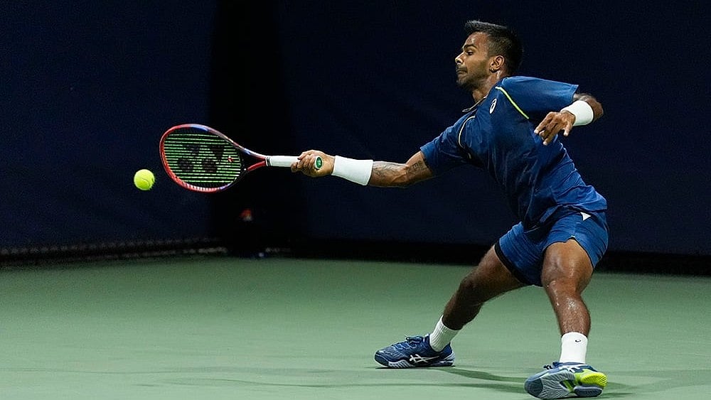 | Photo: AP/Matt Rourke : 2024 US Open: Sumit Nagal, of India, returns to Tallon Griekspoor