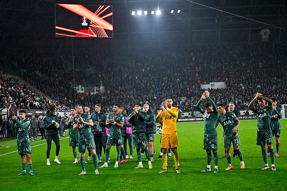 | Photo: AP/Denes Erdos : UEFA Europa League 2024-25, Ferencvaros vs Tottenham Hotspur: Tottenham players greet supporters 