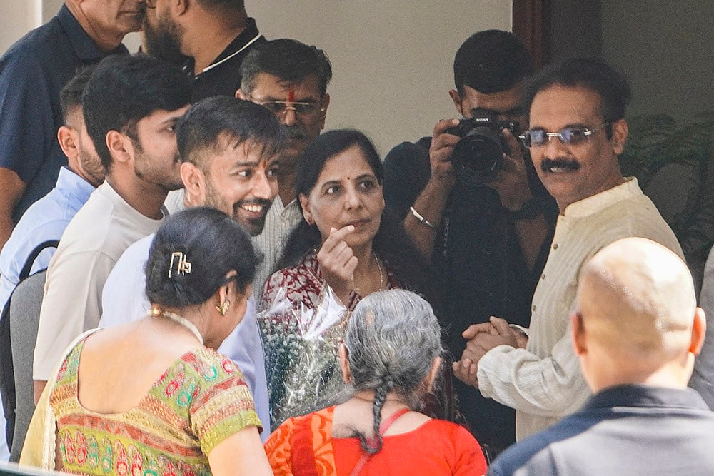 Kejriwal moves to Ashok Mittals official bungalow