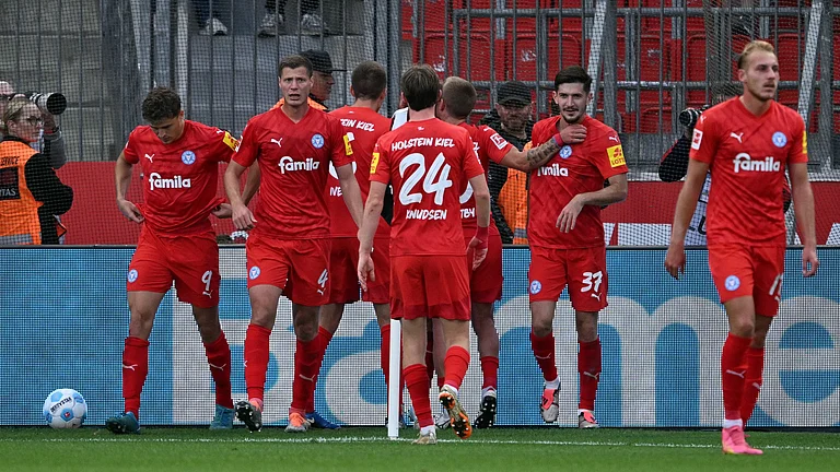 Holstein Kiel celebrate their equaliser against Bayer Leverkusen - null