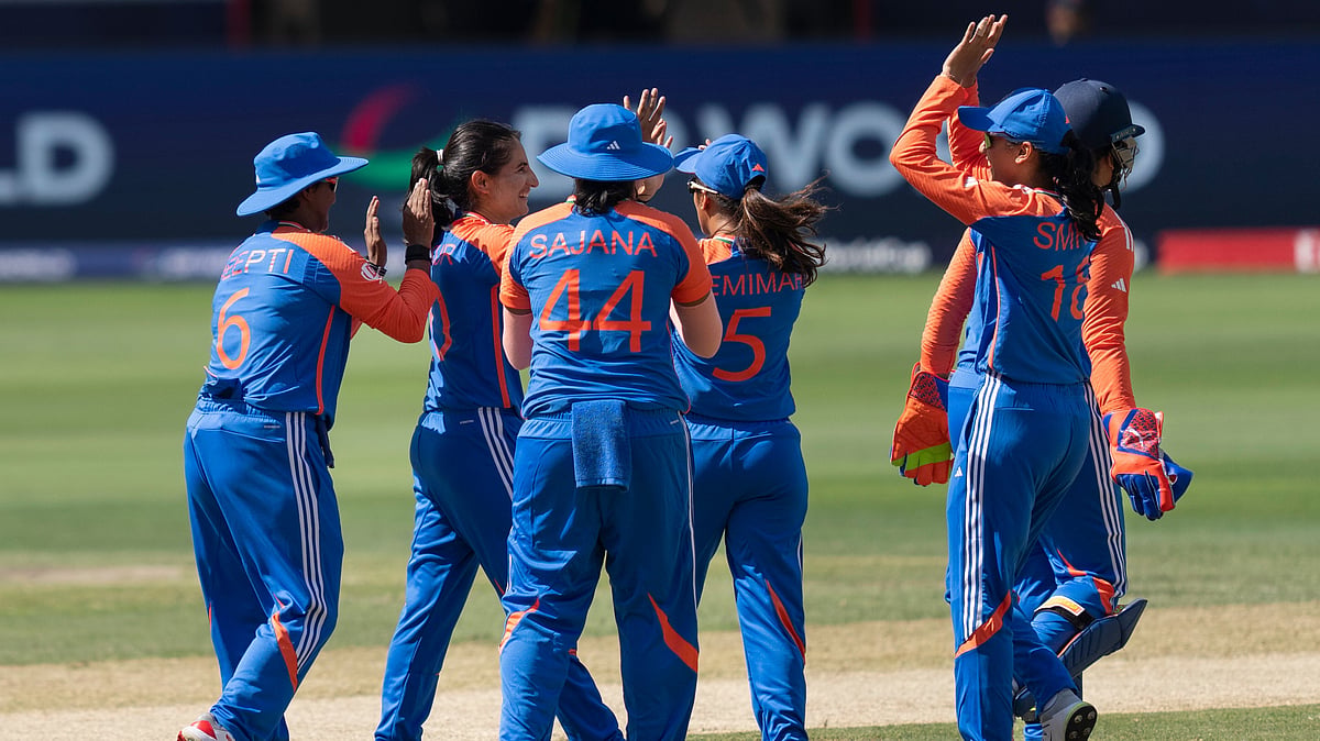 (AP Photo/Altaf Qadri) : India's Renuka Singh, second left, celebrates the wicket of Pakistan's Gull Feroza with her teammates during the ICC Women's T20 World Cup 2024 match between Pakistan and India at Dubai International Stadium, United Arab Emirates, Sunday, Oct. 6, 2024. 