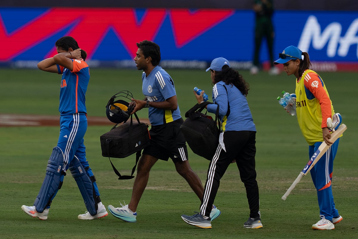 (AP Photo/Altaf Qadri)
 : India's captain Harmanpreet Kaur, left, walks back after she hurt herself while batting during the ICC Women's T20 World Cup 2024 match between Pakistan and India at Dubai International Stadium, United Arab Emirates, Sunday, Oct. 6, 2024. 