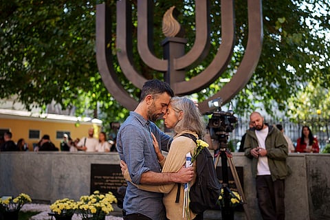 Mideast War Anniversary:
People paying tribute at the Coral Temple Synagogue in Bucharest