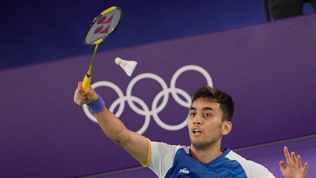 AP/Kin Cheung : India's Lakshya Sen plays against Denmark's Viktor Axelsen during their men's singles badminton semifinal match at the 2024 Summer Olympics, Sunday, Aug. 4, 2024, in Paris, France.