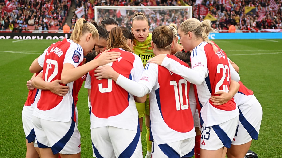 Arsenal team huddle