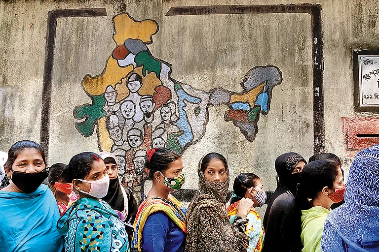 Participatory Governance: Voters stand in line at a polling station in Kolkata - Photo: Getty Images