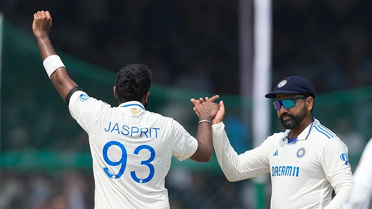 IND vs BAN, 2nd Test: India's Jasprit Bumrah, left, and India's captain Rohit Sharma celebrate the wicket of Bangladesh's Taijul Islam - | Photo: AP/Ajit Solanki