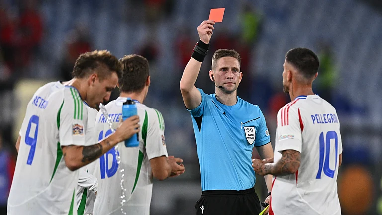 Lorenzo Pellegrini was sent off in Italy's 2-2 draw with Belgium on Thursday - null