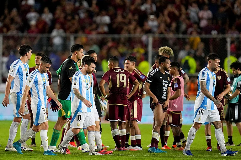 FIFA World Cup 2026 Qualifiers: Argentina's Lionel Messi and teammates walk off the field after draw against Venezuela - | Photo: AP/Ariana Cubillos
