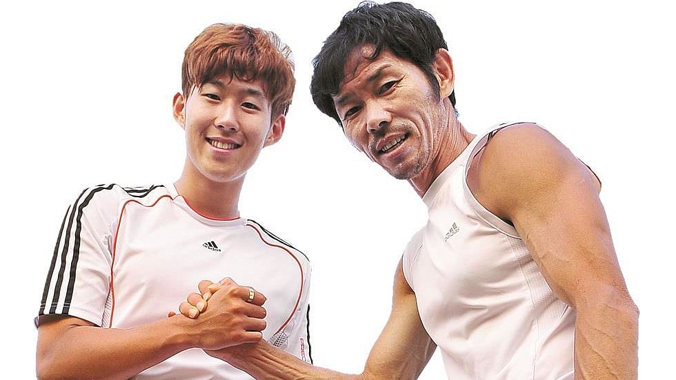 X/KNTFootball : Son Heung-min with father Son Woong-jung (right).