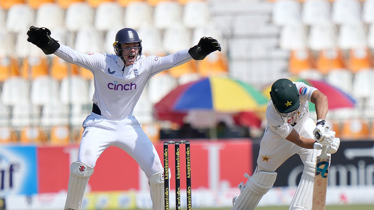 AP Photo/Anjum Naveed : England's Jamie Smith, left, jubilates on the dismissal of Pakistan's Salman Ali Agha during the fifth day of the first test cricket match between Pakistan and England, in Multan.