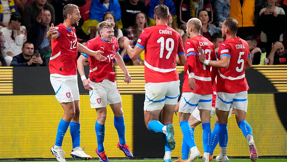 | Photo: AP/Petr David Josek : UEFA Nations League, Czech Republic vs Ukraine: Czech Republic's Pavel Sulc, 2nd left, celebrates with his teammates after scoring the opening goal