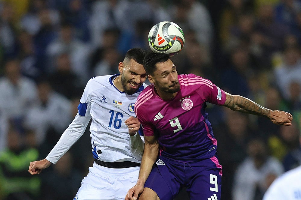 Nations League Soccer: Bosnia's Denis Huseinbasic left, and Germany's Kleindienst jump for the ball - | Photo: AP/Armin Durgut
