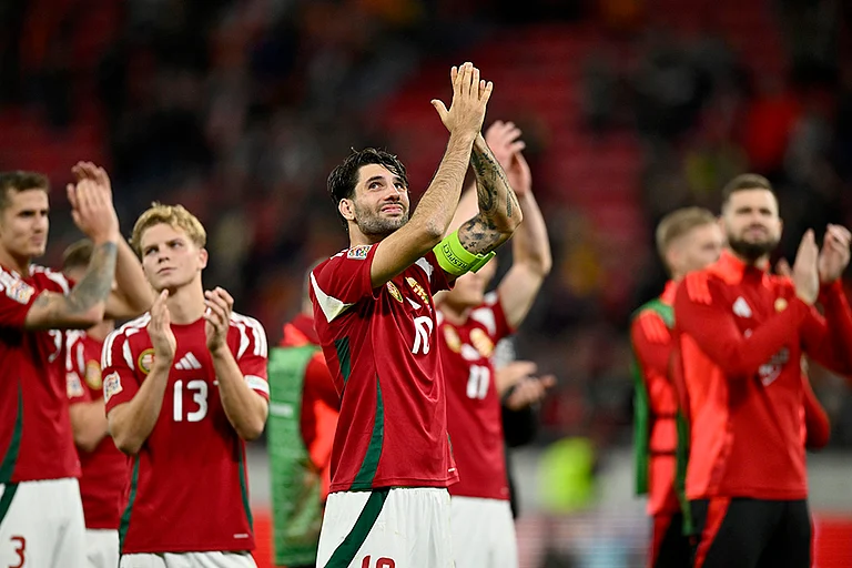 Nations League Soccer: Hungary's Dominik Szoboszlai and his teammates applaud the fans - | Photo: AP/Denes Erdos