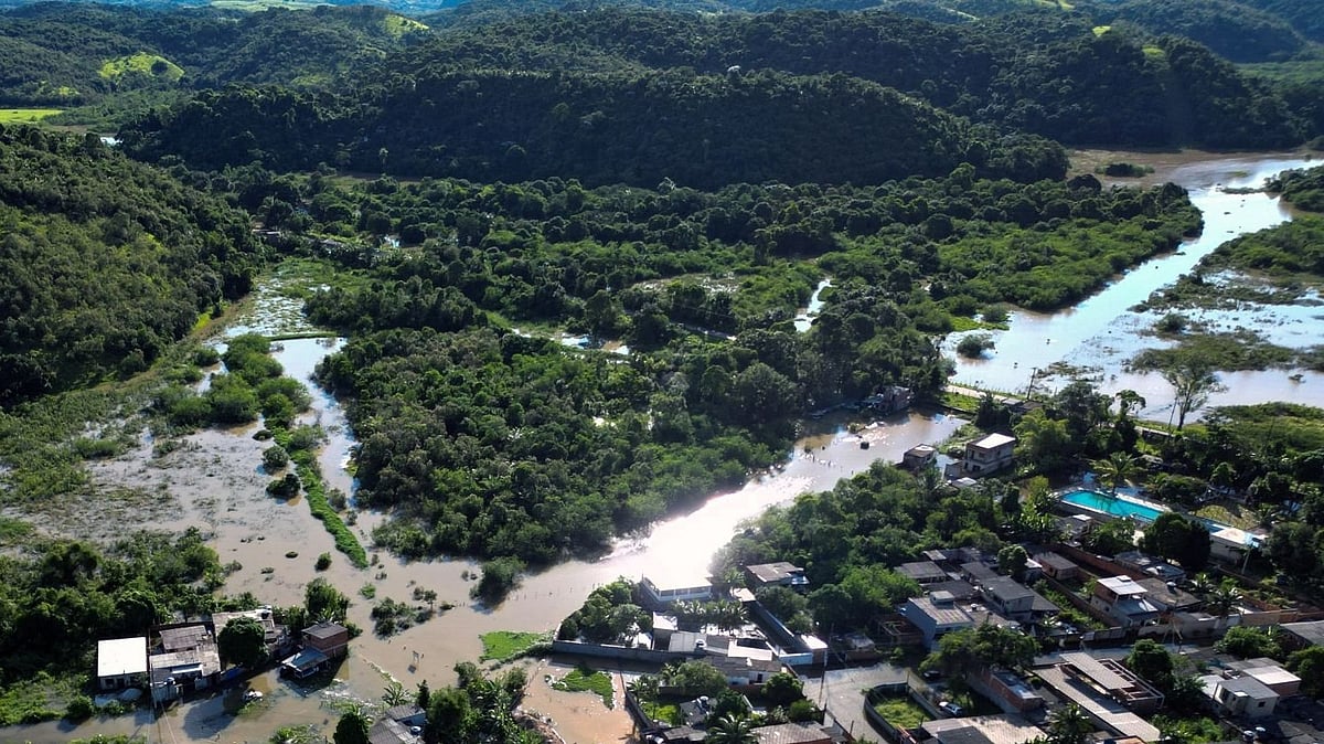 Getty images : (FILE) Aerial view showing streets flooded by heavy rain at the Amapa community, city of Duque de Caxias, in Rio de Janeiro state, Brazil, on January 15, 2024. 