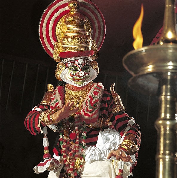 Herve BRUHAT/Gamma-Rapho via Getty Images : Indian Theater, Guru Ammanur Madhava Chakkyar in Irinjalakuda, India in 1998 - Guru Ammanur Madhava Chakkyar in the role of the demon Ravana. Kutiyattam singing theatre.