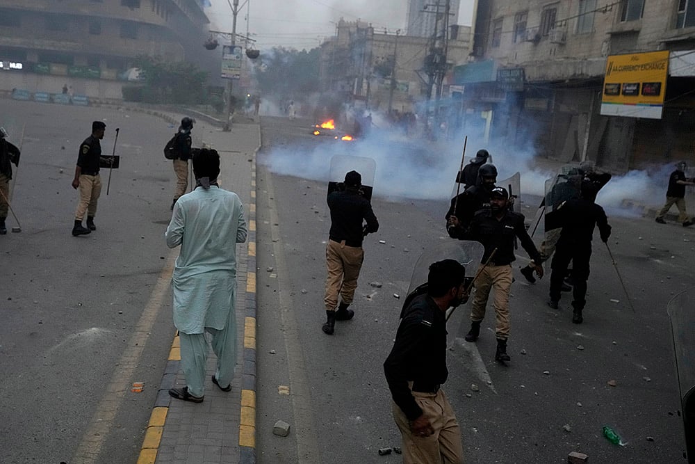 Pakistan Violence Tehreek-e-Labbaik Pakistan party supporters clash in Karachi_5