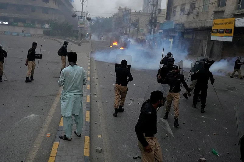 Pakistan Violence Tehreek-e-Labbaik Pakistan party supporters clash in Karachi_5
