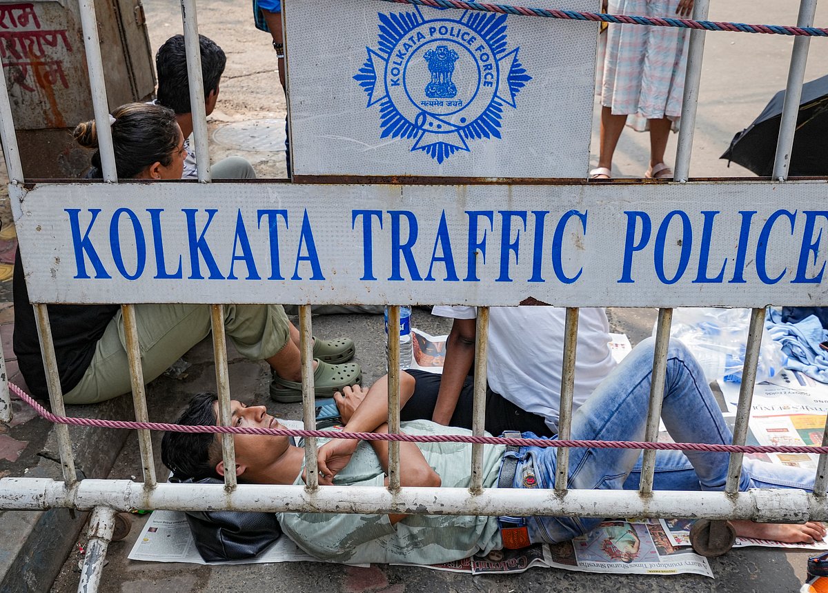 Junior doctors during their indefinite hunger strike over RG Kar Medical College incident, in Kolkata, West Bengal, Thursday, Oct. 10, 2024 - PTI