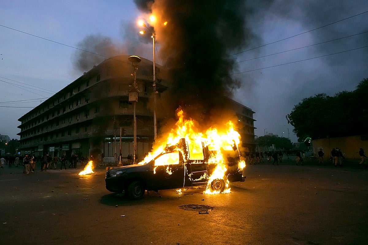 Pakistan Violence Tehreek-e-Labbaik Pakistan party supporters clash in Karachi_1