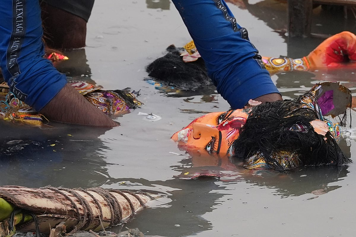 Durga Puja 2024: Goddess Durga Idol Immersion in Hooghly River on the occasion of Bijoya Dashami_1