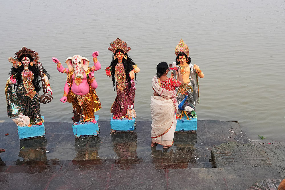 Durga Puja 2024: Goddess Durga Idol Immersion in Hooghly River on the occasion of Bijoya Dashami_6
