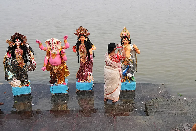 Durga Puja 2024: Goddess Durga Idol Immersion in Hooghly River on the occasion of Bijoya Dashami_6