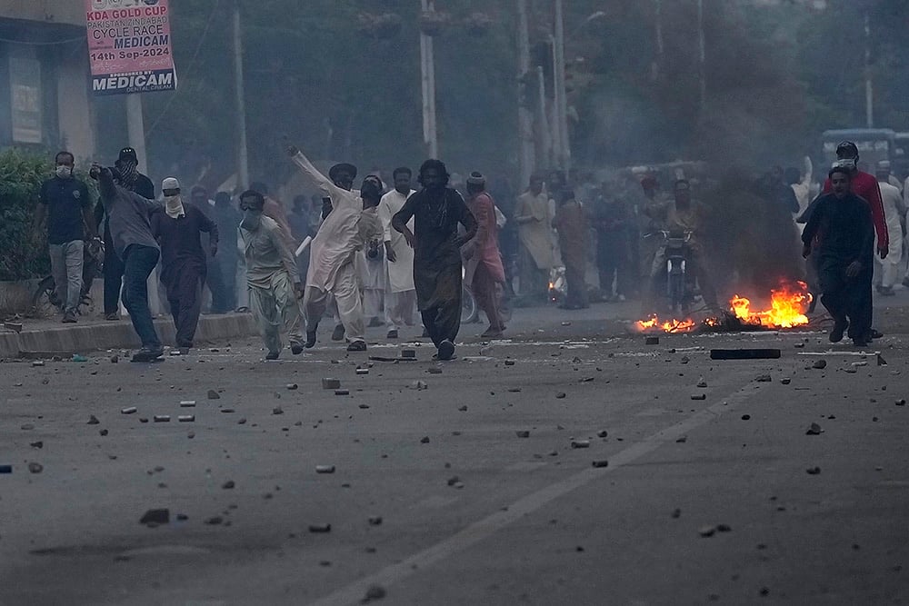 Pakistan Violence Tehreek-e-Labbaik Pakistan party supporters clash in Karachi_4