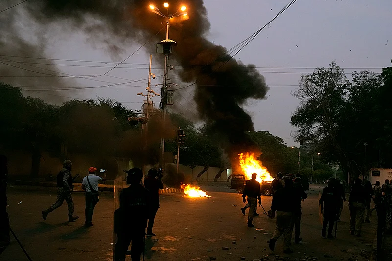 Pakistan Violence Tehreek-e-Labbaik Pakistan party supporters clash in Karachi_3