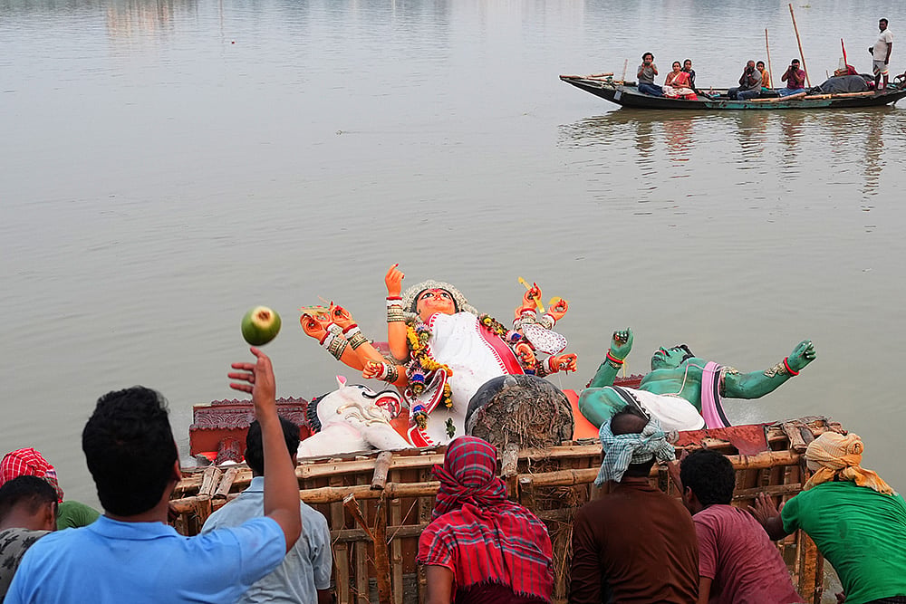 Durga Puja 2024: Goddess Durga Idol Immersion in Hooghly River on the occasion of Bijoya Dashami_5
