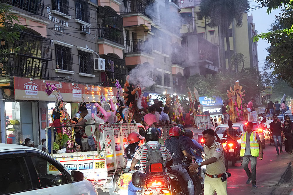 Durga Puja 2024: Goddess Durga Idol Immersion in Hooghly River on the ocassion of Bijoya Dashami_10