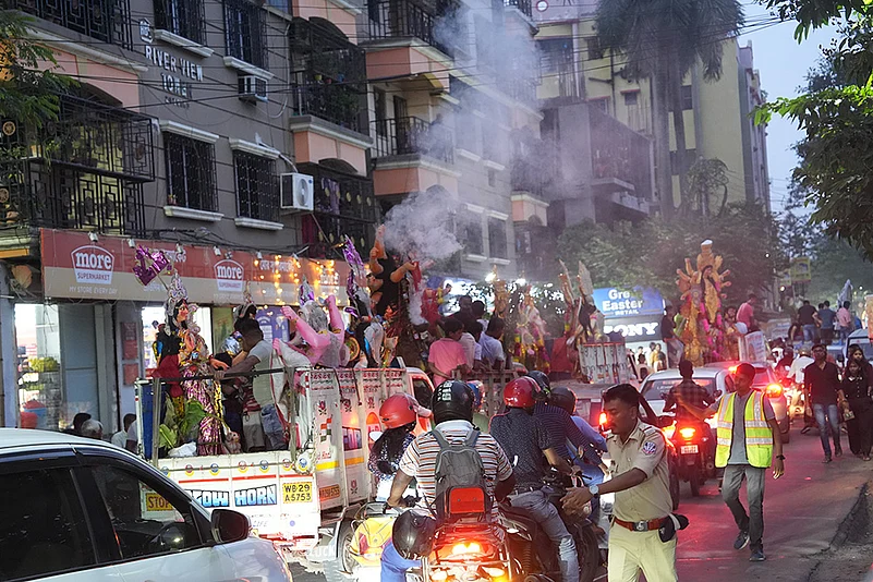 Durga Puja 2024: Goddess Durga Idol Immersion in Hooghly River on the ocassion of Bijoya Dashami_10
