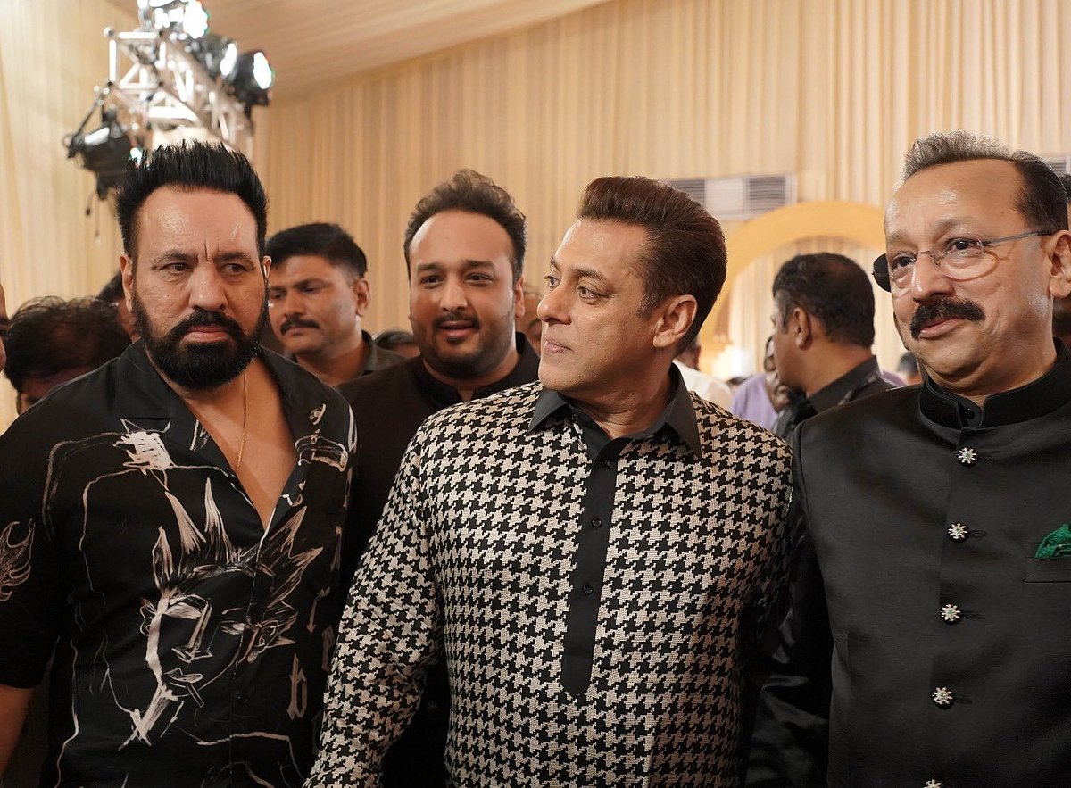 Bollywood actor Salman Khan with Baba Siddique (R) at an event - File image/X@BabaSiddique
