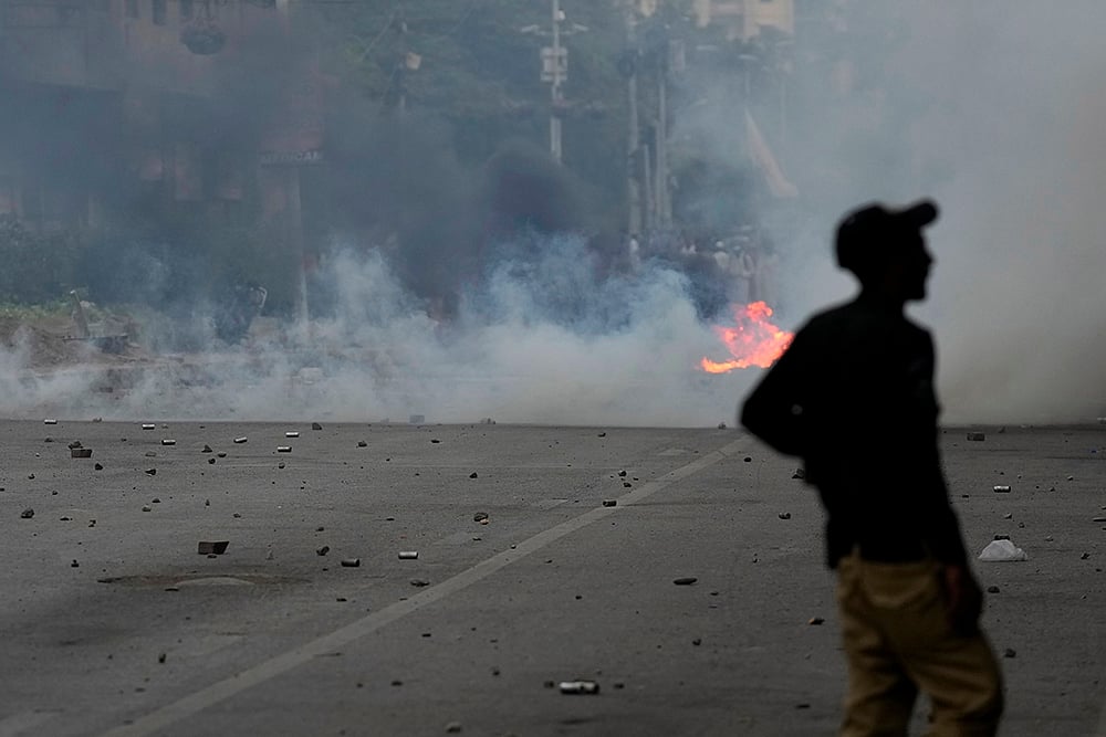Pakistan Violence Tehreek-e-Labbaik Pakistan party supporters clash in Karachi_7