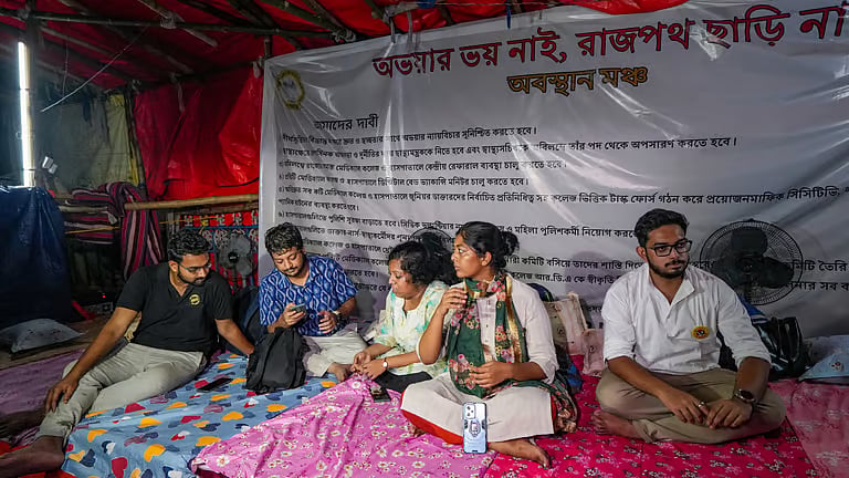 PTI : Junior doctors in Kolkata participating in 'fasting-unto-death' over RG Kar row