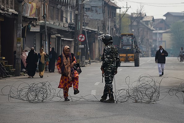 Getty Images : A Kashmiri woman crosses barbed wire as Indian paramilitary

SRINAGAR, JAMMU AND KASHMIR, INDIA - November, 2019