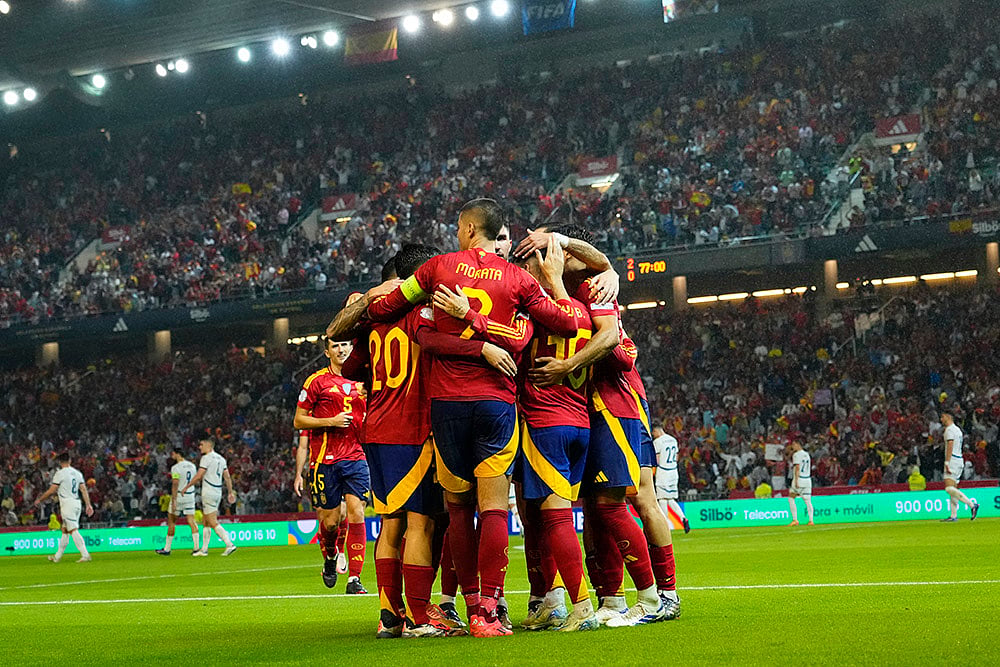 | Photo: AP/Jose Breton : Nations League Soccer: Spain players celebrate after Alex Baena scored his side's third goal 