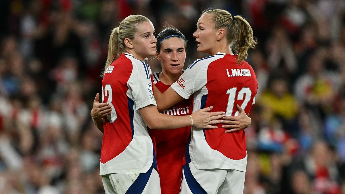Arsenal celebrate Caldentey's goal.