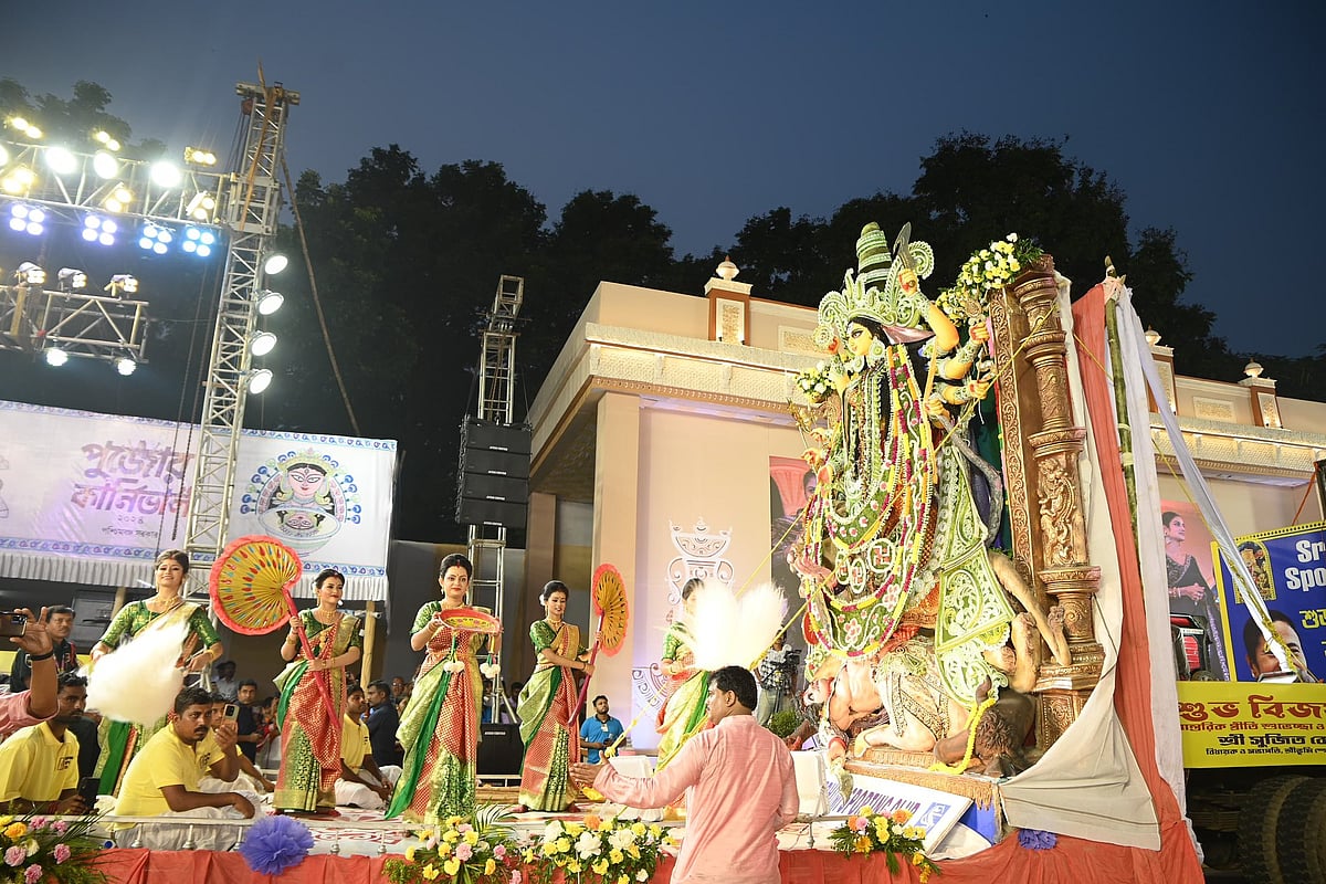 X/@AITCofficial
 : CM Mamata Banerjee attended the 2024 Durga Pujo Carnival at Red Road
