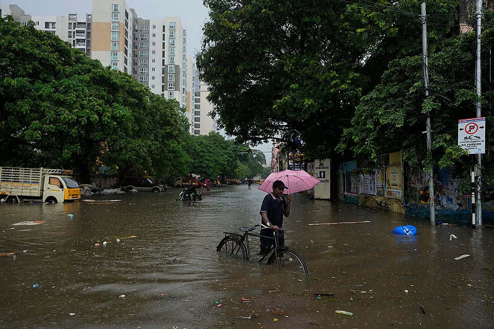 Tamil Nadu weather Chennai waterlogged after hevay Rains photo gallery_7