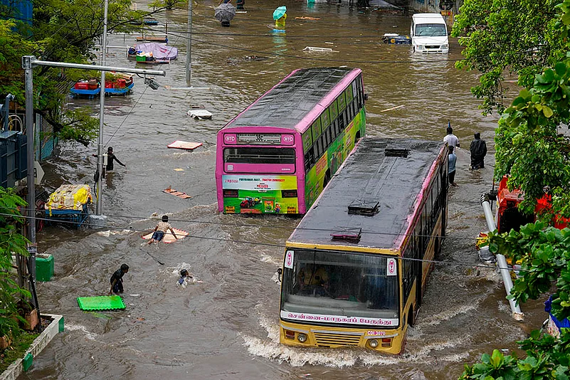 Tamil Nadu weather Chennai waterlogged after hevay Rains photo gallery_6