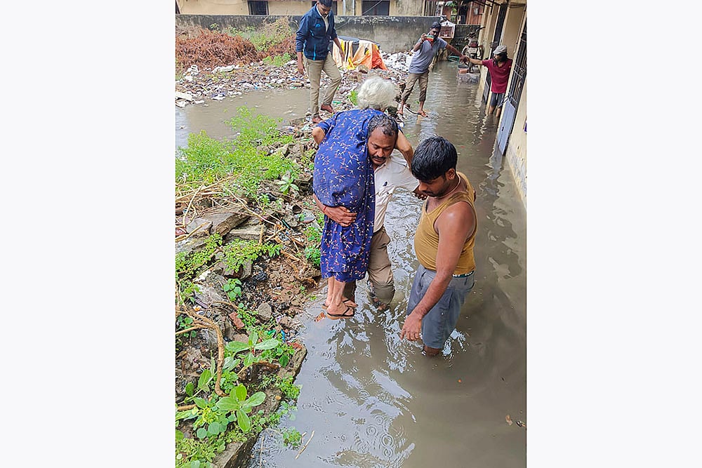 Tamil Nadu weather Chennai waterlogged after hevay Rains photo gallery_9