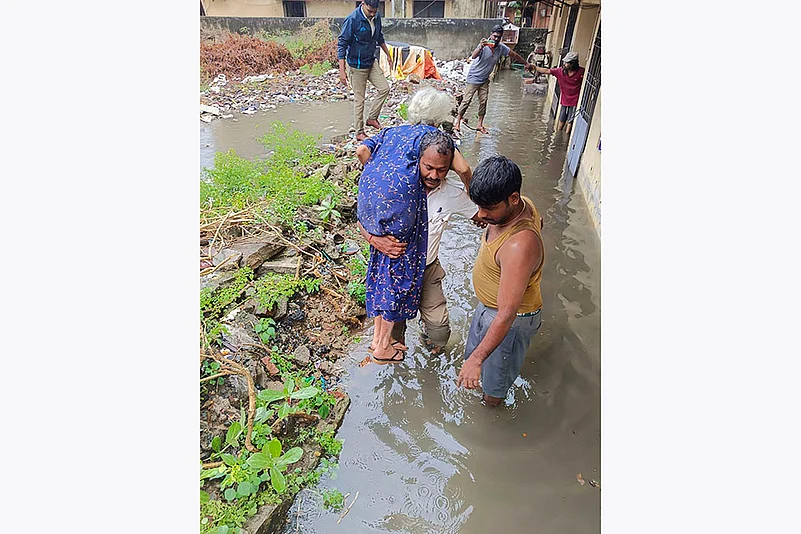 Tamil Nadu weather Chennai waterlogged after hevay Rains photo gallery_9