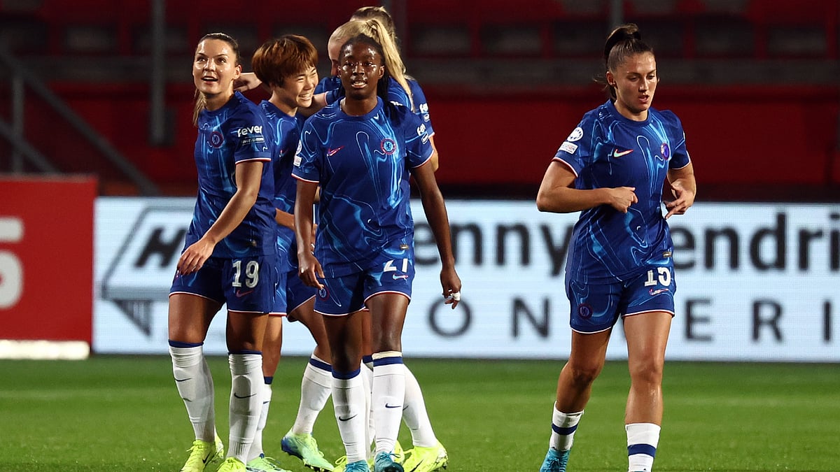 Chelsea's players celebrate Maika Hamano's goal versus Twente. - null