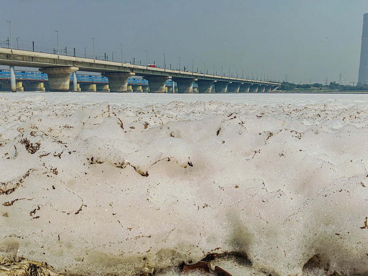 Delhi smog yamuna froth