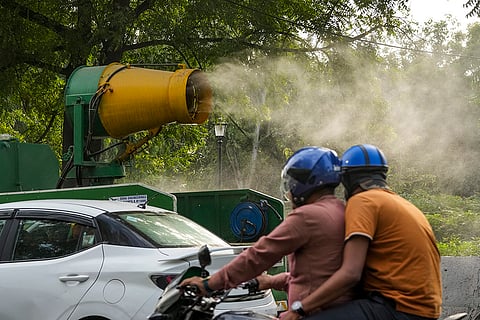 Anti-smog gun sprays water to curb air pollution
