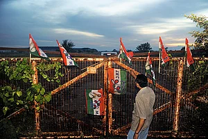 Photo: Sandipan Chatterjee : Protest Over Land: After the Supreme Court verdict, farmers in Singur celebrate in front of the abandoned Tata factory