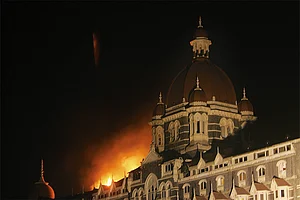 Photo: Getty Images : Fire at the Taj Hotel during the 26/11 attack
