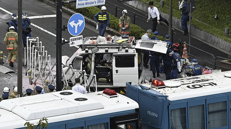 japan ruling party hq bomb pm residence car crash