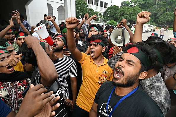 Getty Images : Students stage a demonstration on the High Court premises during a protest to demand the resignation of pro-Awami League judges in Dhaka